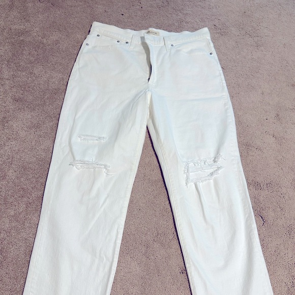 Madewell- The Perfect Vintage Straight Jean in Tile White: Ripped-Knee Edition - Picture 4 of 5